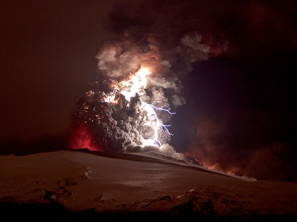 iceland volcano lightning 1 19113 600x450 Дым и молнии