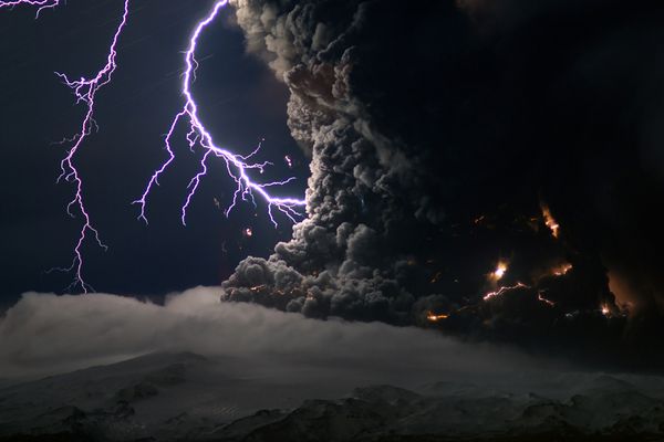 iceland volcano lightning 2 19114 600x450 Дым и молнии