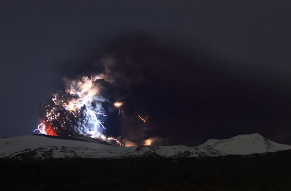 iceland volcano lightning 3 19115 600x450 Дым и молнии