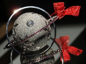 Most Expensive Christmas Ornament 1 300x222 Елочная игрушка из бриллиантов