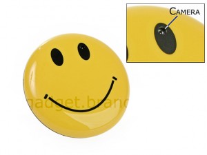 Smiley Face Spy Cam 1 300x225 Шпионский значок