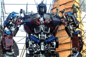 Optimus Prime statue 300x201 Статуя трансформера в Китае