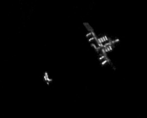 Discovery ISS 300x241 Космическая станция и шаттл видны с земли