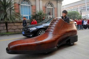 Electric Shoe Car by Ao Kang 537x358 300x200 Огромный ботинок на колёсах