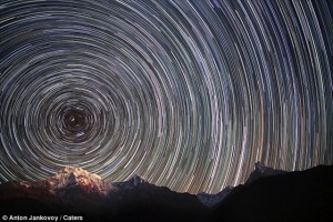 star trail above mount everest in the himalayas  this image took photographer anton jankovoy months to capture 01 300x200 Звёздный путь