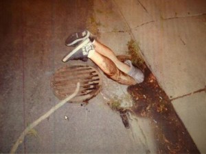 manhole dude 300x225 Парень застрял в дренажном люке