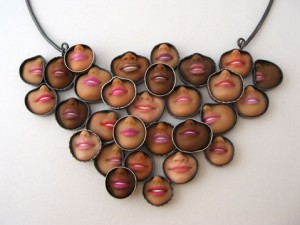 ooak necklaces 10 300x225 Ювелирные украшения из кукол