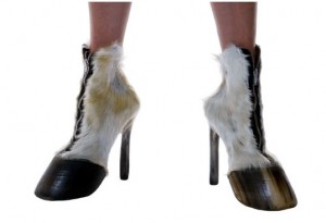 Iris Shieferstein shoes 300x205 Обувь из чучел животных