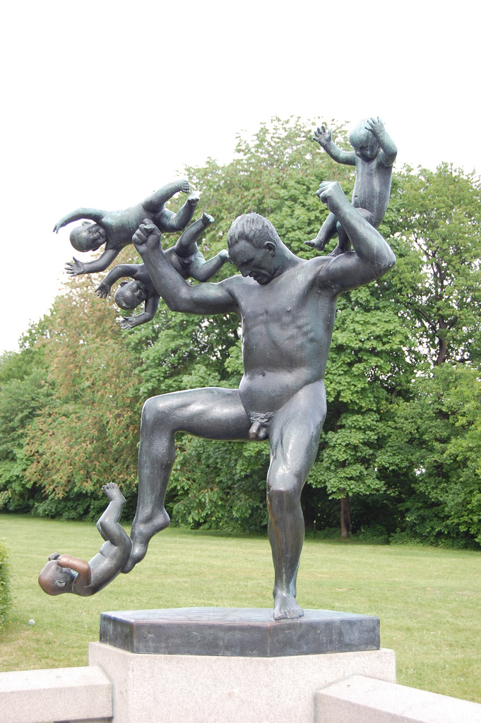 tumblr m1cmneeu9B1r2qtlt Злобная скульптура кидает детей