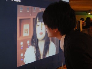 Interactive Kiss Poster 300x225 Экран для поцелуев